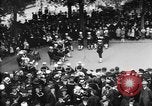Standbild amerikanische Soldaten ansehen Konzert am Place Wilson Brest Frankreich, 1918, aus Sekunde 23 historischem Filmmaterial Videoclip 65675070091