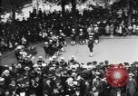 Standbild amerikanische Soldaten ansehen Konzert am Place Wilson Brest Frankreich, 1918, aus Sekunde 24 historischem Filmmaterial Videoclip 65675070091