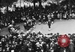 Standbild amerikanische Soldaten ansehen Konzert am Place Wilson Brest Frankreich, 1918, aus Sekunde 25 historischem Filmmaterial Videoclip 65675070091