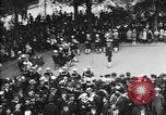 Standbild amerikanische Soldaten ansehen Konzert am Place Wilson Brest Frankreich, 1918, aus Sekunde 26 historischem Filmmaterial Videoclip 65675070091