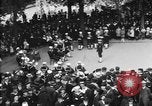Standbild amerikanische Soldaten ansehen Konzert am Place Wilson Brest Frankreich, 1918, aus Sekunde 27 historischem Filmmaterial Videoclip 65675070091