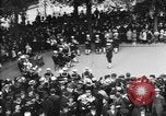 Standbild amerikanische Soldaten ansehen Konzert am Place Wilson Brest Frankreich, 1918, aus Sekunde 28 historischem Filmmaterial Videoclip 65675070091