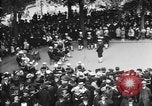Standbild amerikanische Soldaten ansehen Konzert am Place Wilson Brest Frankreich, 1918, aus Sekunde 29 historischem Filmmaterial Videoclip 65675070091