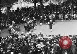 Standbild amerikanische Soldaten ansehen Konzert am Place Wilson Brest Frankreich, 1918, aus Sekunde 30 historischem Filmmaterial Videoclip 65675070091