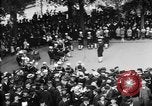 Standbild amerikanische Soldaten ansehen Konzert am Place Wilson Brest Frankreich, 1918, aus Sekunde 32 historischem Filmmaterial Videoclip 65675070091