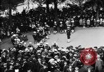 Standbild amerikanische Soldaten ansehen Konzert am Place Wilson Brest Frankreich, 1918, aus Sekunde 33 historischem Filmmaterial Videoclip 65675070091