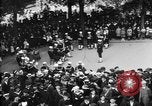 Standbild amerikanische Soldaten ansehen Konzert am Place Wilson Brest Frankreich, 1918, aus Sekunde 34 historischem Filmmaterial Videoclip 65675070091