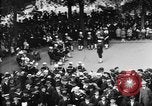Standbild amerikanische Soldaten ansehen Konzert am Place Wilson Brest Frankreich, 1918, aus Sekunde 35 historischem Filmmaterial Videoclip 65675070091
