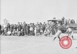 Standbild amerikanische Soldaten an Baseball Spiel in Ersten Weltkrieg Brest Frankreich, 1918, aus Sekunde 3 historischem Filmmaterial Videoclip 65675070092