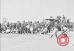 Standbild amerikanische Soldaten an Baseball Spiel in Ersten Weltkrieg Brest Frankreich, 1918, aus Sekunde 5 historischem Filmmaterial Videoclip 65675070092