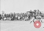 Standbild amerikanische Soldaten an Baseball Spiel in Ersten Weltkrieg Brest Frankreich, 1918, aus Sekunde 6 historischem Filmmaterial Videoclip 65675070092