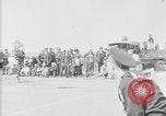 Standbild amerikanische Soldaten an Baseball Spiel in Ersten Weltkrieg Brest Frankreich, 1918, aus Sekunde 9 historischem Filmmaterial Videoclip 65675070092