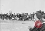 Standbild amerikanische Soldaten an Baseball Spiel in Ersten Weltkrieg Brest Frankreich, 1918, aus Sekunde 10 historischem Filmmaterial Videoclip 65675070092