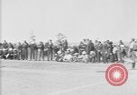 Standbild amerikanische Soldaten an Baseball Spiel in Ersten Weltkrieg Brest Frankreich, 1918, aus Sekunde 11 historischem Filmmaterial Videoclip 65675070092