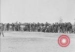 Standbild amerikanische Soldaten an Baseball Spiel in Ersten Weltkrieg Brest Frankreich, 1918, aus Sekunde 14 historischem Filmmaterial Videoclip 65675070092