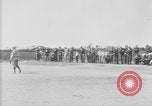 Standbild amerikanische Soldaten an Baseball Spiel in Ersten Weltkrieg Brest Frankreich, 1918, aus Sekunde 16 historischem Filmmaterial Videoclip 65675070092