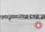 Standbild amerikanische Soldaten an Baseball Spiel in Ersten Weltkrieg Brest Frankreich, 1918, aus Sekunde 17 historischem Filmmaterial Videoclip 65675070092