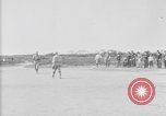 Standbild amerikanische Soldaten an Baseball Spiel in Ersten Weltkrieg Brest Frankreich, 1918, aus Sekunde 18 historischem Filmmaterial Videoclip 65675070092