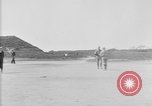 Standbild amerikanische Soldaten an Baseball Spiel in Ersten Weltkrieg Brest Frankreich, 1918, aus Sekunde 20 historischem Filmmaterial Videoclip 65675070092