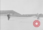Standbild amerikanische Soldaten an Baseball Spiel in Ersten Weltkrieg Brest Frankreich, 1918, aus Sekunde 21 historischem Filmmaterial Videoclip 65675070092