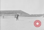 Standbild amerikanische Soldaten an Baseball Spiel in Ersten Weltkrieg Brest Frankreich, 1918, aus Sekunde 22 historischem Filmmaterial Videoclip 65675070092