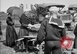 Standbild amerikanische Soldaten an Baseball Spiel in Ersten Weltkrieg Brest Frankreich, 1918, aus Sekunde 24 historischem Filmmaterial Videoclip 65675070092