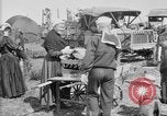 Standbild amerikanische Soldaten an Baseball Spiel in Ersten Weltkrieg Brest Frankreich, 1918, aus Sekunde 25 historischem Filmmaterial Videoclip 65675070092