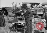 Standbild amerikanische Soldaten an Baseball Spiel in Ersten Weltkrieg Brest Frankreich, 1918, aus Sekunde 27 historischem Filmmaterial Videoclip 65675070092