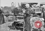 Standbild amerikanische Soldaten an Baseball Spiel in Ersten Weltkrieg Brest Frankreich, 1918, aus Sekunde 28 historischem Filmmaterial Videoclip 65675070092