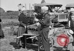 Standbild amerikanische Soldaten an Baseball Spiel in Ersten Weltkrieg Brest Frankreich, 1918, aus Sekunde 30 historischem Filmmaterial Videoclip 65675070092