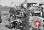 Standbild amerikanische Soldaten an Baseball Spiel in Ersten Weltkrieg Brest Frankreich, 1918, aus Sekunde 31 historischem Filmmaterial Videoclip 65675070092