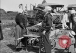 Standbild amerikanische Soldaten an Baseball Spiel in Ersten Weltkrieg Brest Frankreich, 1918, aus Sekunde 33 historischem Filmmaterial Videoclip 65675070092