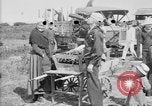 Standbild amerikanische Soldaten an Baseball Spiel in Ersten Weltkrieg Brest Frankreich, 1918, aus Sekunde 35 historischem Filmmaterial Videoclip 65675070092