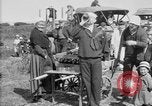 Standbild amerikanische Soldaten an Baseball Spiel in Ersten Weltkrieg Brest Frankreich, 1918, aus Sekunde 44 historischem Filmmaterial Videoclip 65675070092