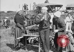 Standbild amerikanische Soldaten an Baseball Spiel in Ersten Weltkrieg Brest Frankreich, 1918, aus Sekunde 45 historischem Filmmaterial Videoclip 65675070092