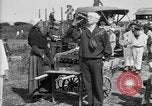 Standbild amerikanische Soldaten an Baseball Spiel in Ersten Weltkrieg Brest Frankreich, 1918, aus Sekunde 53 historischem Filmmaterial Videoclip 65675070092