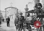 Standbild amerikanischer Soldat die Beerdigung auf dem Friedhof Kerfautras Brest Frankreich, 1918, aus Sekunde 3 historischem Filmmaterial Videoclip 65675070094