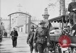 Standbild amerikanischer Soldat die Beerdigung auf dem Friedhof Kerfautras Brest Frankreich, 1918, aus Sekunde 4 historischem Filmmaterial Videoclip 65675070094