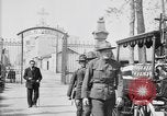 Standbild amerikanischer Soldat die Beerdigung auf dem Friedhof Kerfautras Brest Frankreich, 1918, aus Sekunde 5 historischem Filmmaterial Videoclip 65675070094