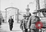 Standbild amerikanischer Soldat die Beerdigung auf dem Friedhof Kerfautras Brest Frankreich, 1918, aus Sekunde 6 historischem Filmmaterial Videoclip 65675070094