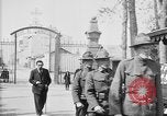 Standbild amerikanischer Soldat die Beerdigung auf dem Friedhof Kerfautras Brest Frankreich, 1918, aus Sekunde 7 historischem Filmmaterial Videoclip 65675070094
