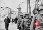 Standbild amerikanischer Soldat die Beerdigung auf dem Friedhof Kerfautras Brest Frankreich, 1918, aus Sekunde 8 historischem Filmmaterial Videoclip 65675070094