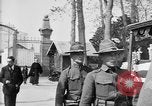 Standbild amerikanischer Soldat die Beerdigung auf dem Friedhof Kerfautras Brest Frankreich, 1918, aus Sekunde 9 historischem Filmmaterial Videoclip 65675070094