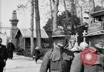 Standbild amerikanischer Soldat die Beerdigung auf dem Friedhof Kerfautras Brest Frankreich, 1918, aus Sekunde 10 historischem Filmmaterial Videoclip 65675070094