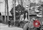 Standbild amerikanischer Soldat die Beerdigung auf dem Friedhof Kerfautras Brest Frankreich, 1918, aus Sekunde 11 historischem Filmmaterial Videoclip 65675070094