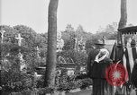 Standbild amerikanischer Soldat die Beerdigung auf dem Friedhof Kerfautras Brest Frankreich, 1918, aus Sekunde 14 historischem Filmmaterial Videoclip 65675070094