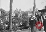 Standbild amerikanischer Soldat die Beerdigung auf dem Friedhof Kerfautras Brest Frankreich, 1918, aus Sekunde 15 historischem Filmmaterial Videoclip 65675070094