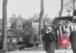 Standbild amerikanischer Soldat die Beerdigung auf dem Friedhof Kerfautras Brest Frankreich, 1918, aus Sekunde 16 historischem Filmmaterial Videoclip 65675070094