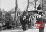 Standbild amerikanischer Soldat die Beerdigung auf dem Friedhof Kerfautras Brest Frankreich, 1918, aus Sekunde 17 historischem Filmmaterial Videoclip 65675070094