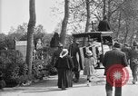 Standbild amerikanischer Soldat die Beerdigung auf dem Friedhof Kerfautras Brest Frankreich, 1918, aus Sekunde 18 historischem Filmmaterial Videoclip 65675070094